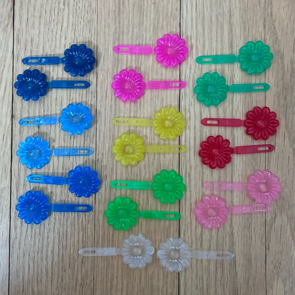 Plastic retro hair barrettes. Set of 20 Snap Close Daisy hair clips. Translucent